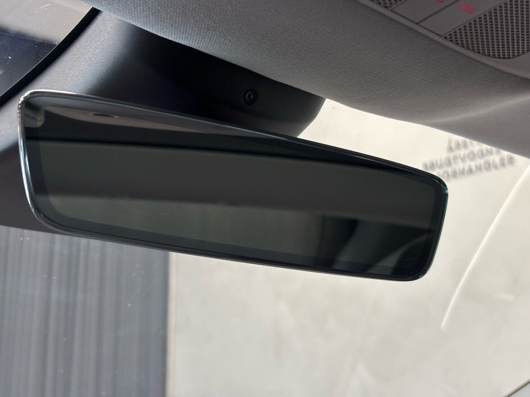 Grå Tesla Model 3 fra 2020