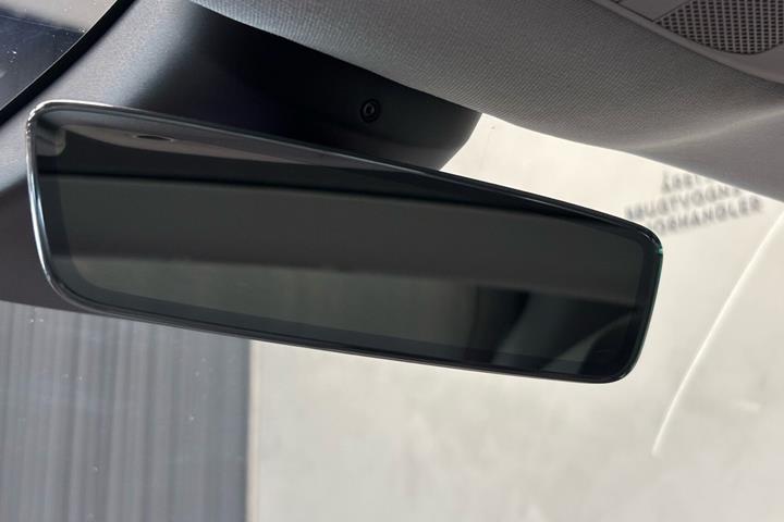 Grå Tesla Model 3 fra 2020