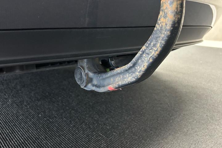 Grå Tesla Model 3 fra 2020