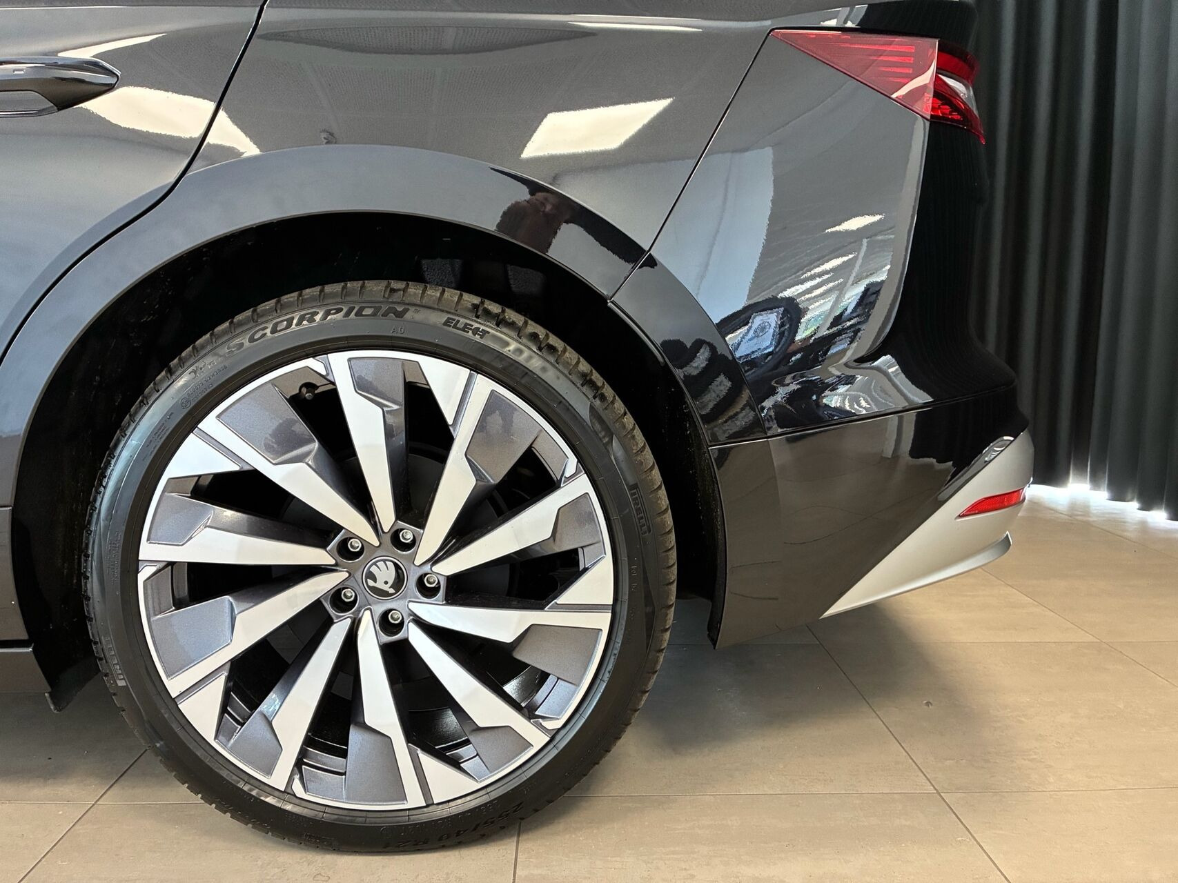 Sort Skoda Enyaq fra 2026