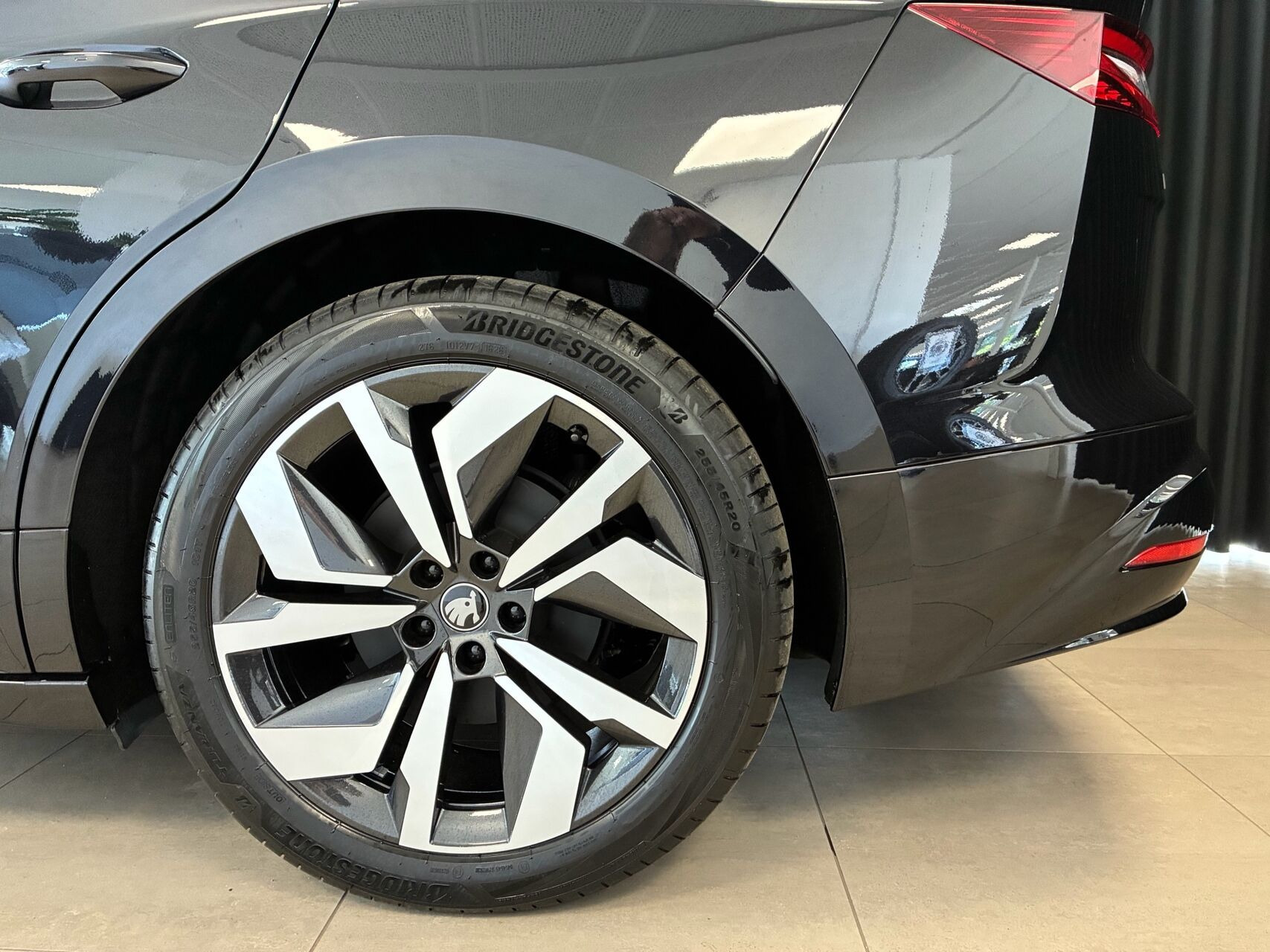 Sort Skoda Enyaq fra 2026