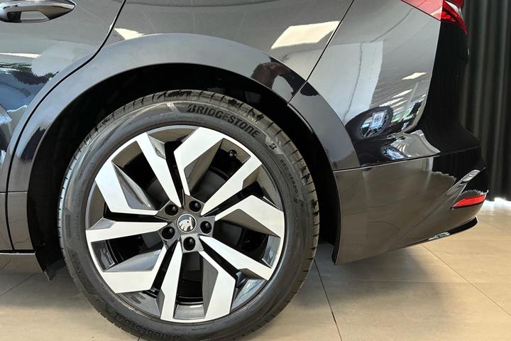 Sort Skoda Enyaq fra 2026