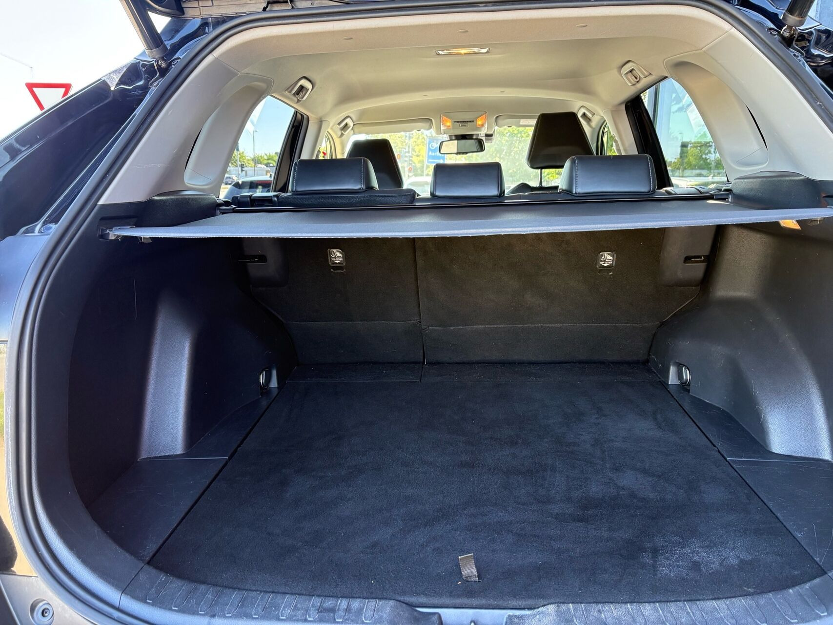 Sort Toyota RAV4 fra 2020