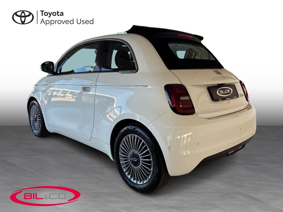 Hvid Fiat 500e fra 2023