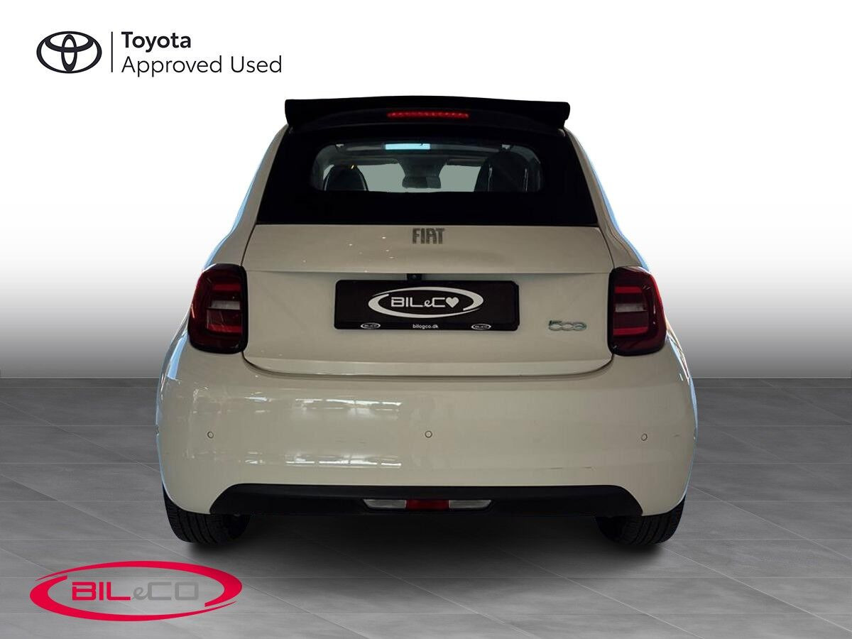 Hvid Fiat 500e fra 2023