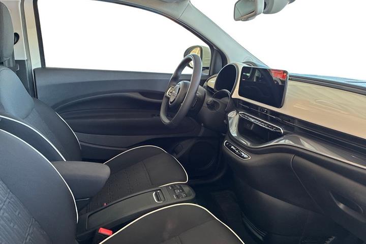 Hvid Fiat 500e fra 2023