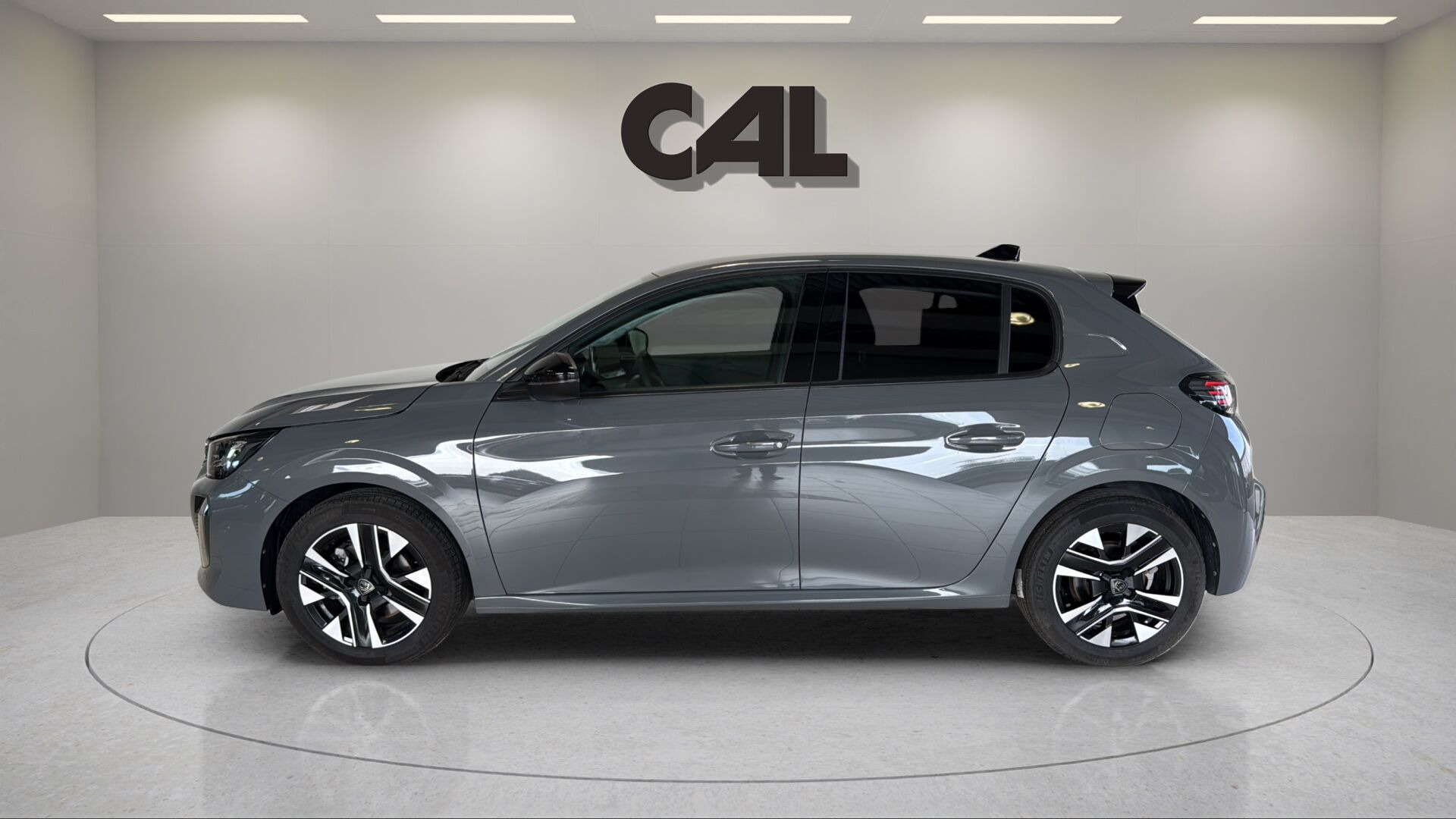 Grå Peugeot 208 fra 2024