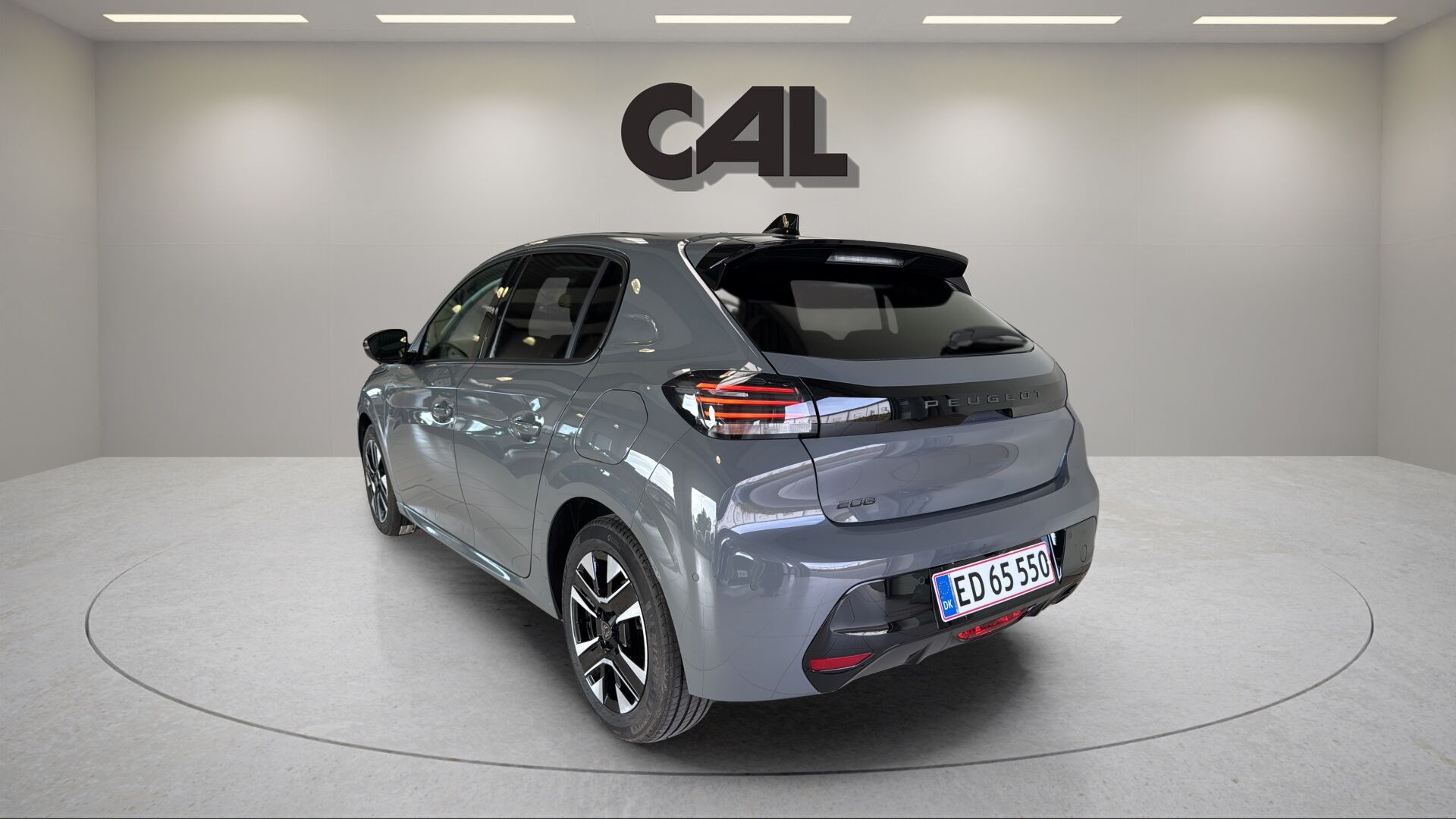 Grå Peugeot 208 fra 2024