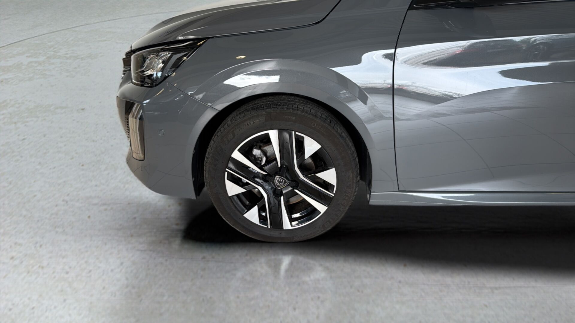 Grå Peugeot 208 fra 2024