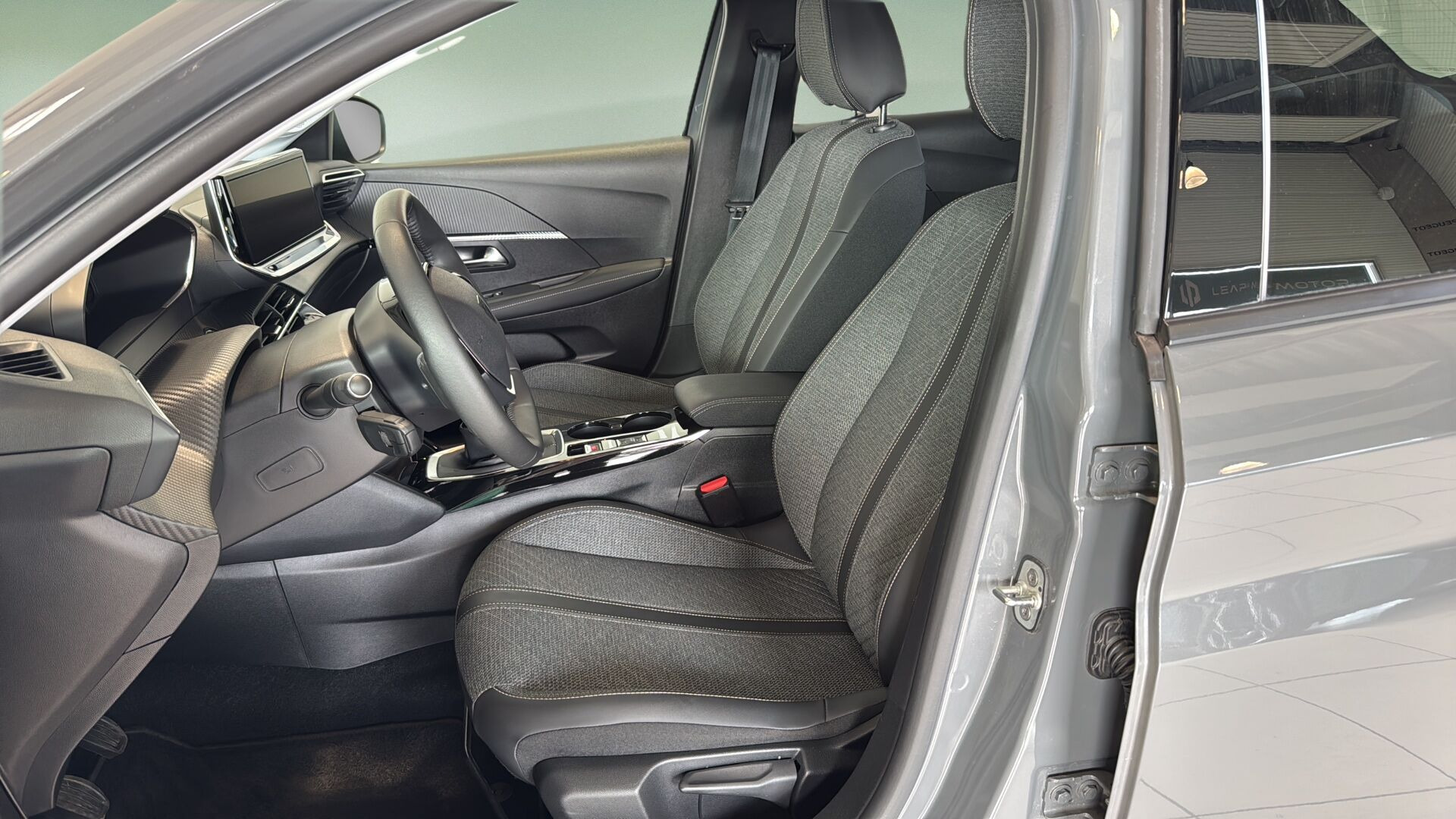 Grå Peugeot 208 fra 2024