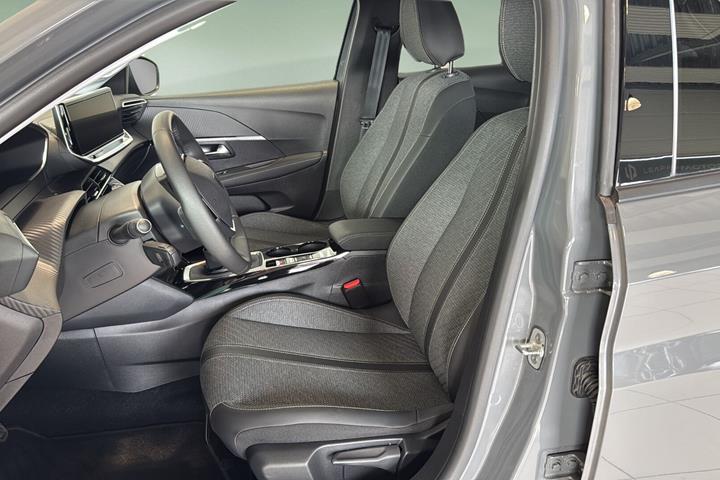 Grå Peugeot 208 fra 2024
