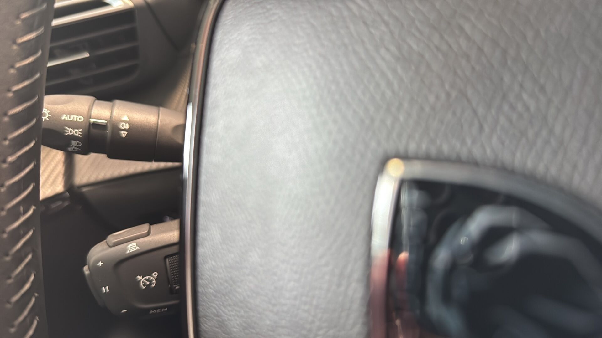 Grå Peugeot 208 fra 2024