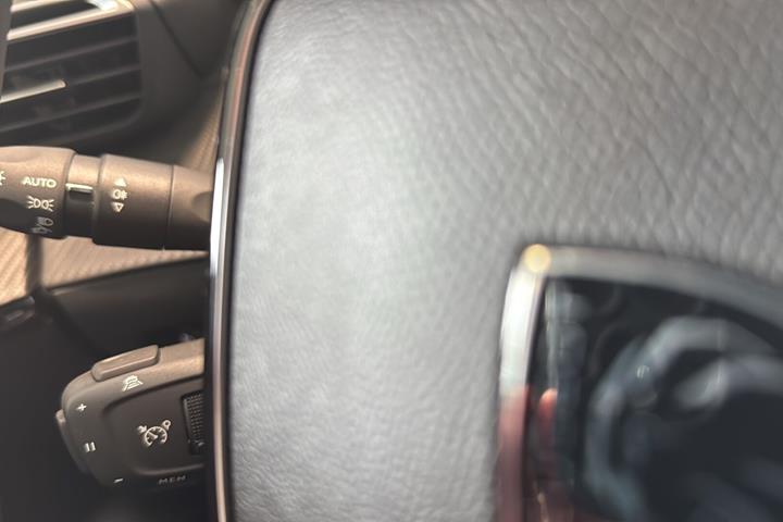 Grå Peugeot 208 fra 2024