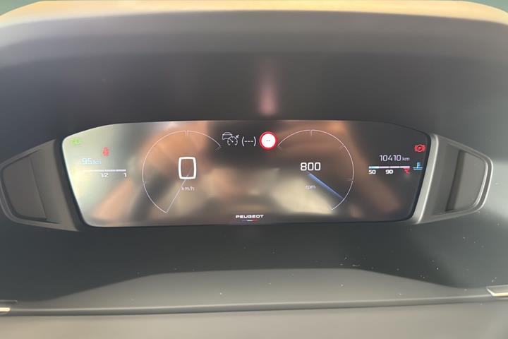 Grå Peugeot 208 fra 2024