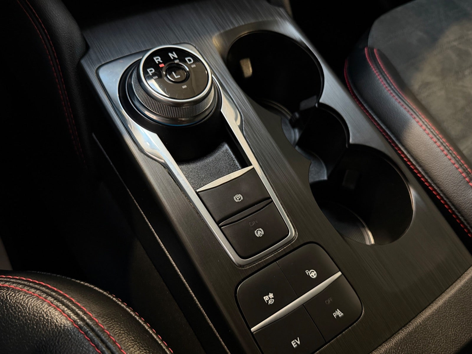 Sort Ford Kuga fra 2022
