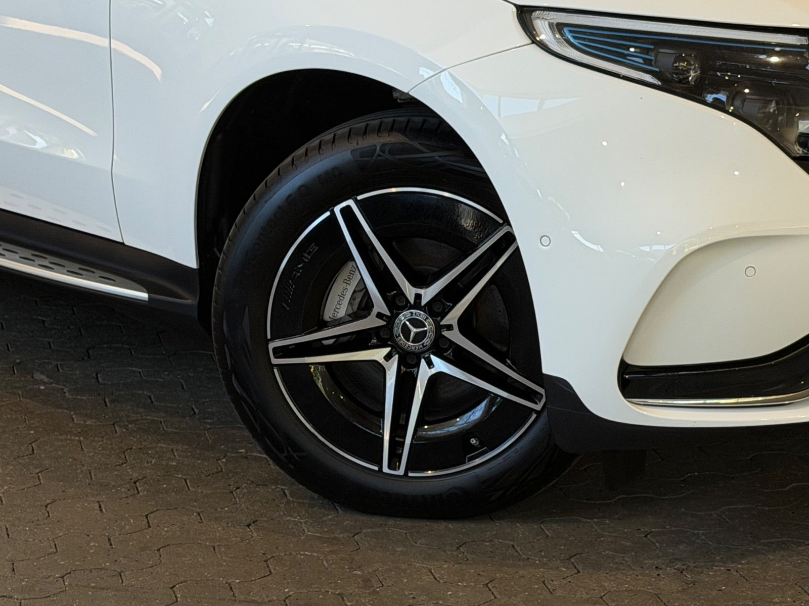 Hvid Mercedes EQC400 fra 2023