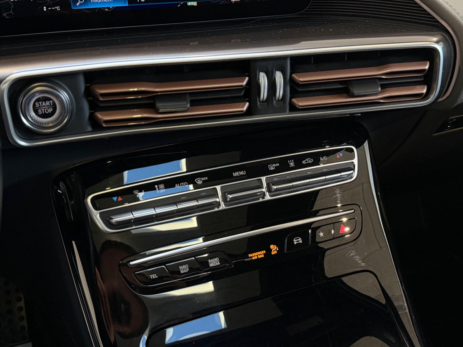 Hvid Mercedes EQC400 fra 2023