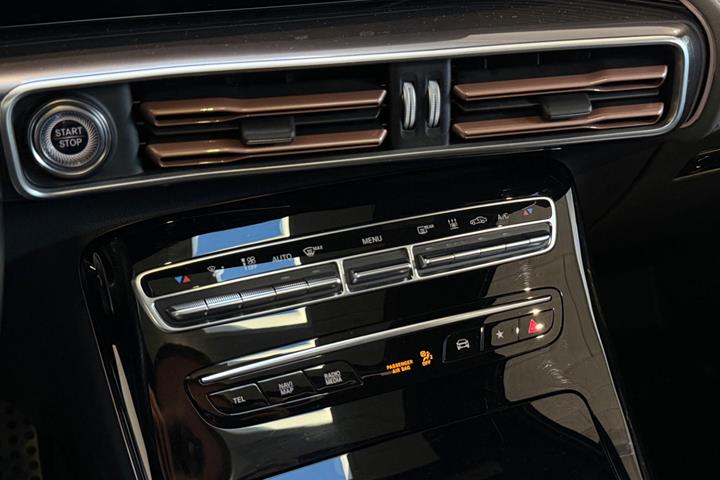Hvid Mercedes EQC400 fra 2023