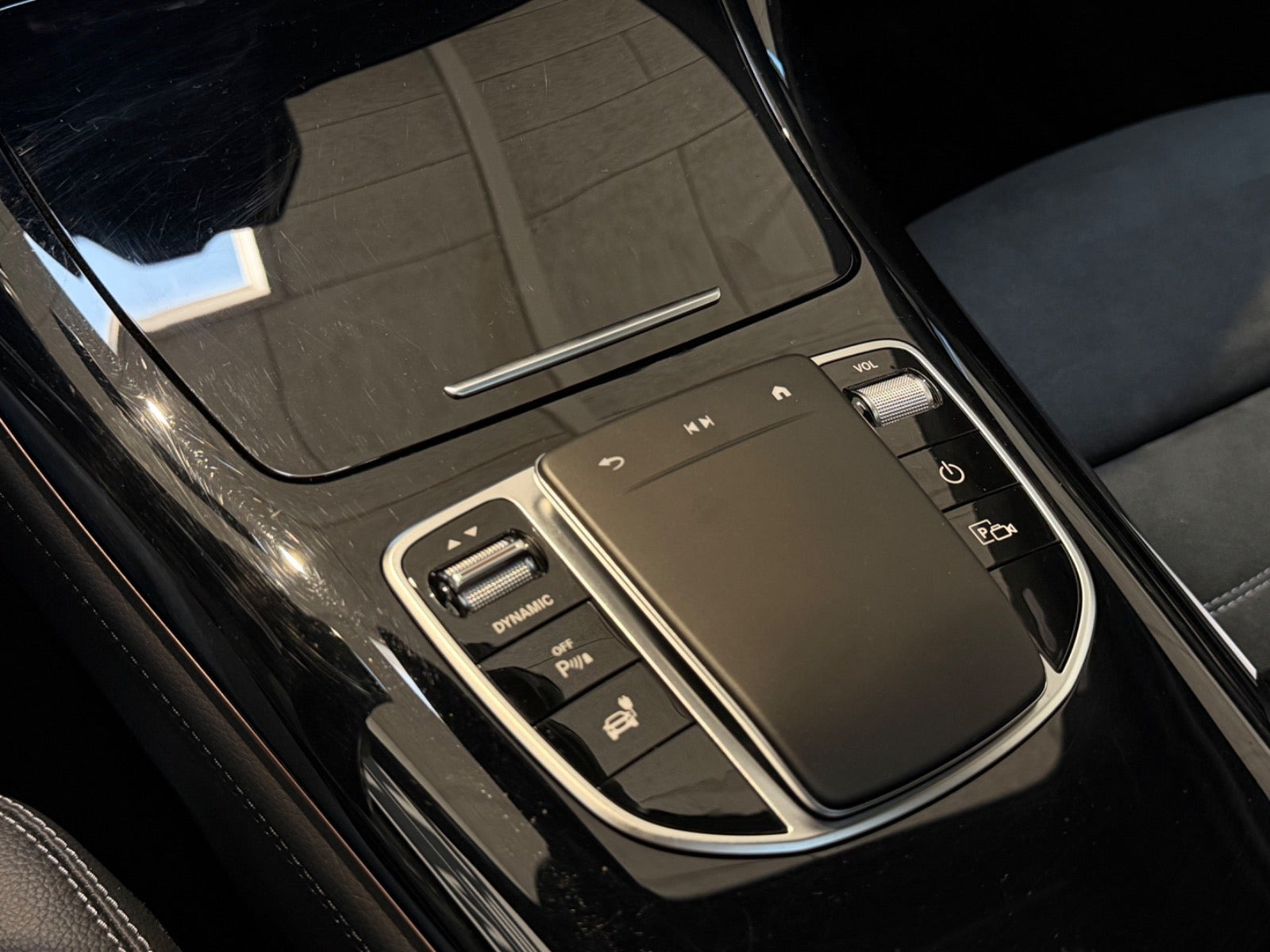 Hvid Mercedes EQC400 fra 2023