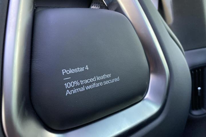 Hvid Polestar 4 fra 2026