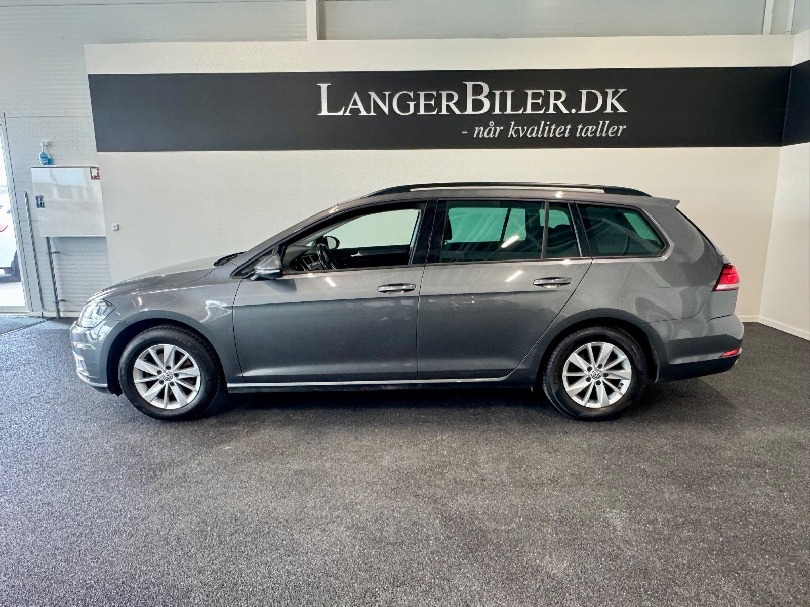 Beige VW Golf VII fra 2018
