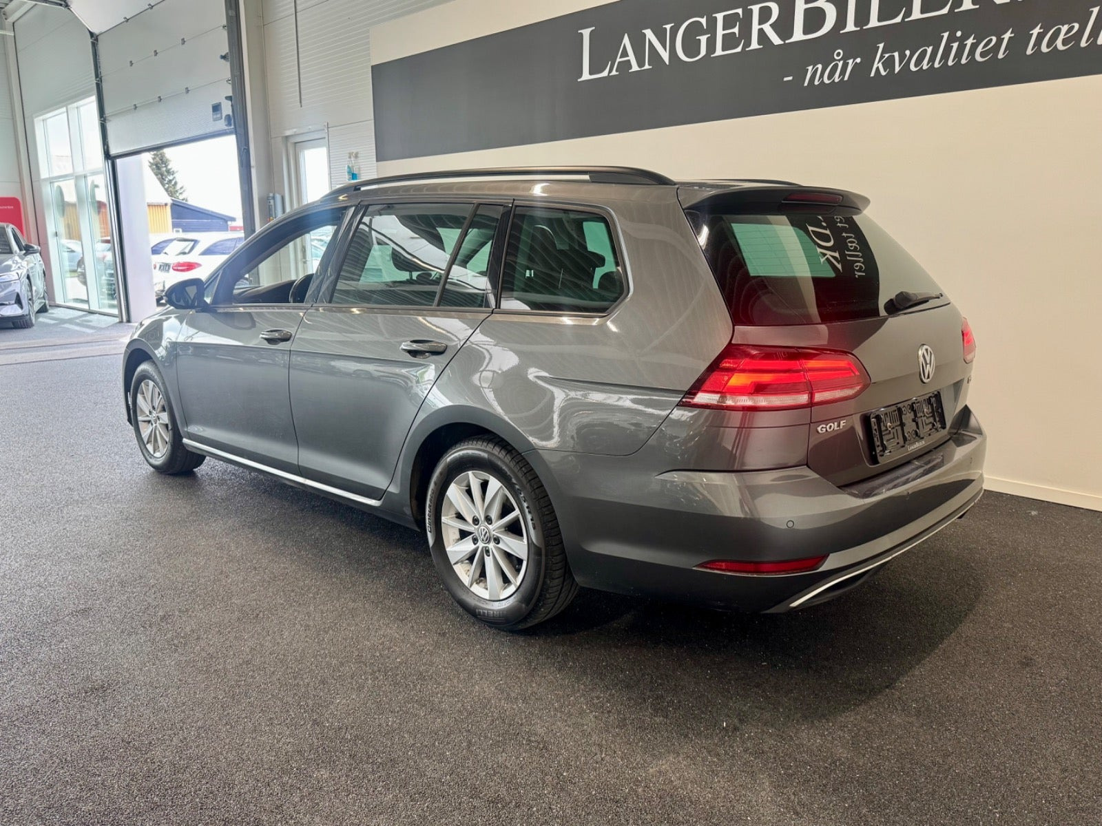 Beige VW Golf VII fra 2018