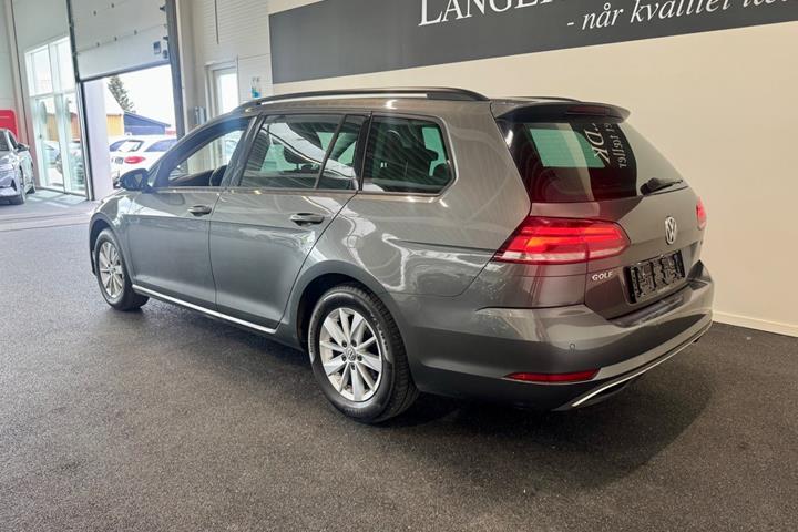 Beige VW Golf VII fra 2018