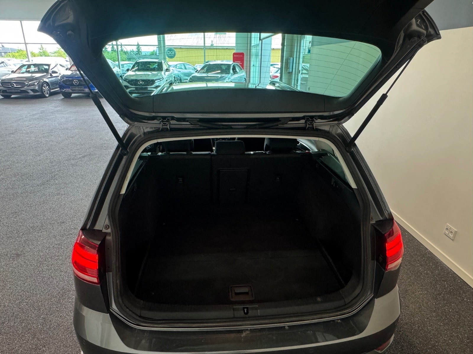 Beige VW Golf VII fra 2018