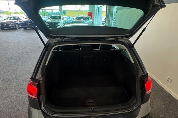Beige VW Golf VII fra 2018