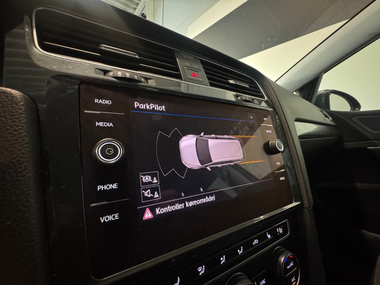 Beige VW Golf VII fra 2018