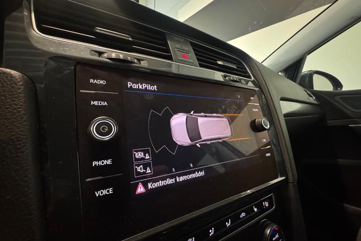 Beige VW Golf VII fra 2018