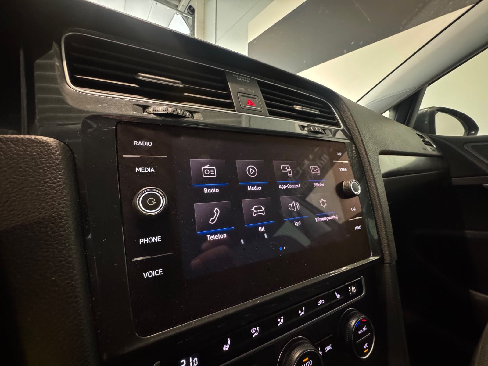 Beige VW Golf VII fra 2018