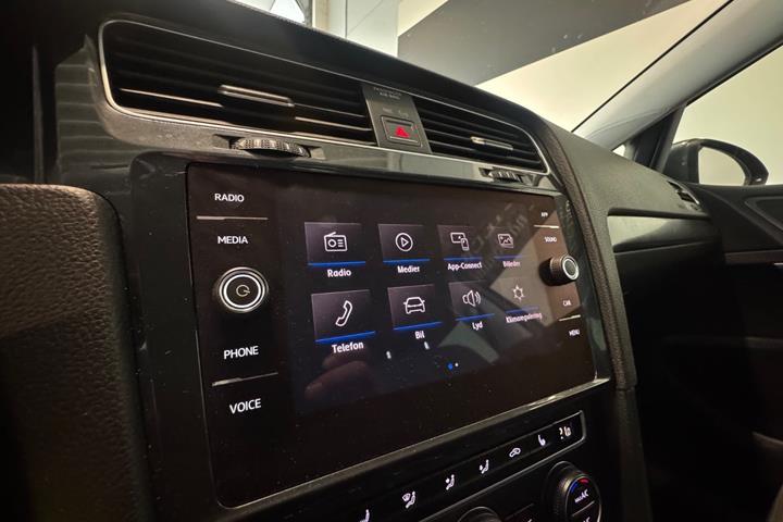 Beige VW Golf VII fra 2018