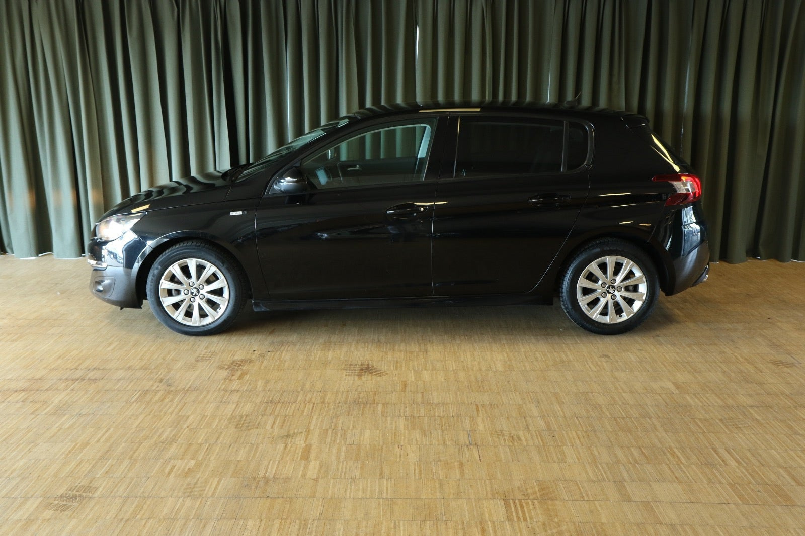 Grøn Peugeot 308 fra 2017