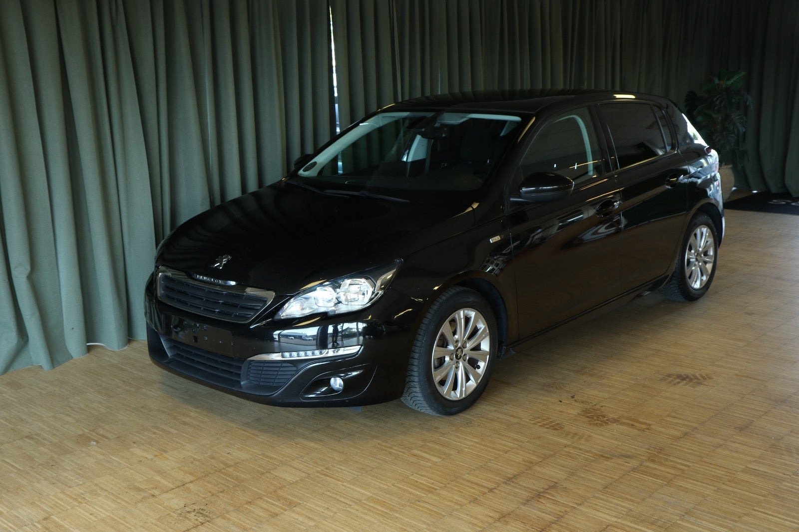 Grøn Peugeot 308 fra 2017