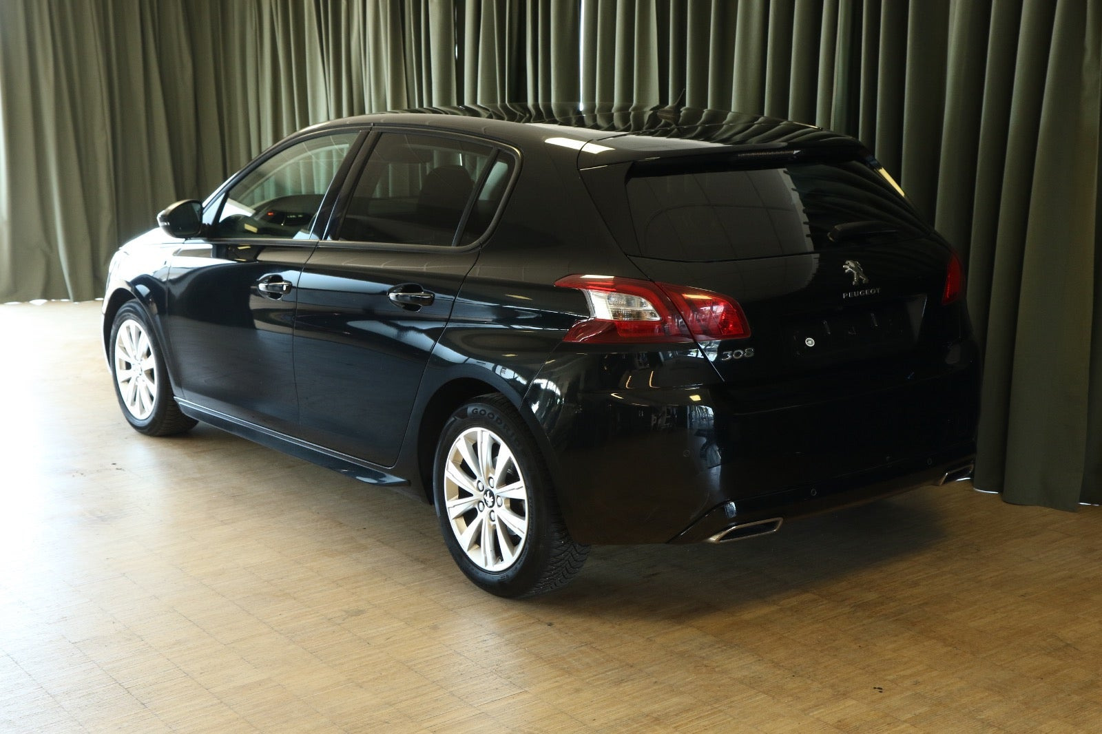 Grøn Peugeot 308 fra 2017