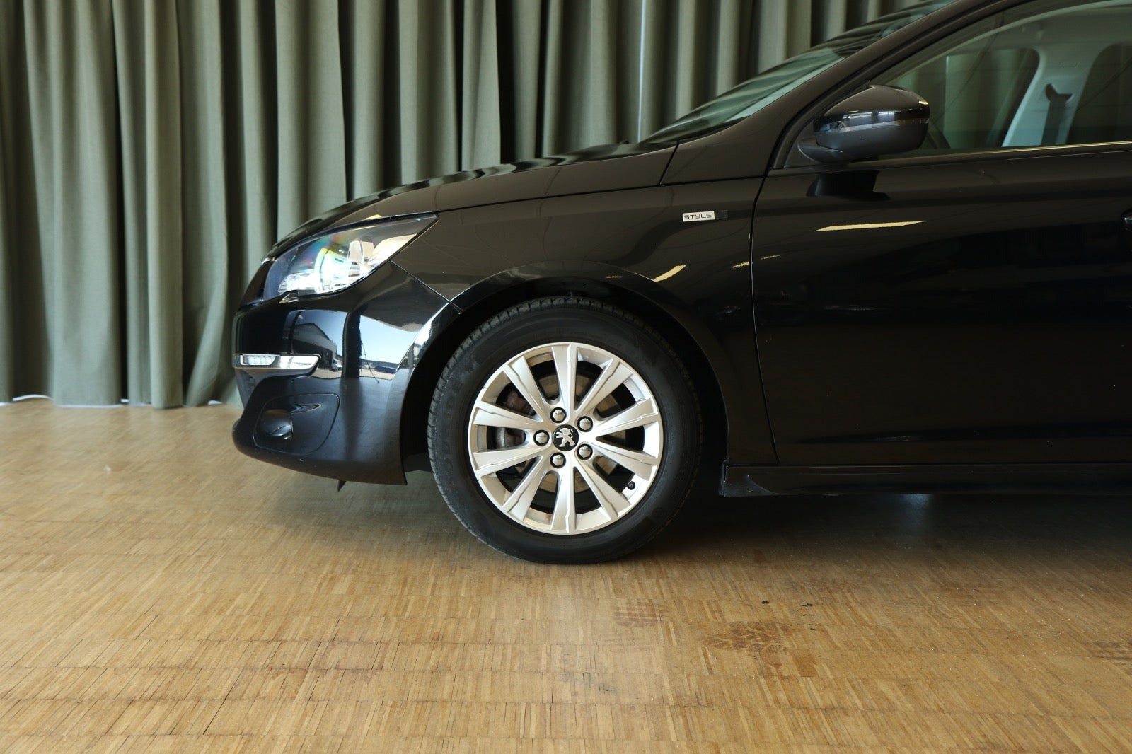 Grøn Peugeot 308 fra 2017