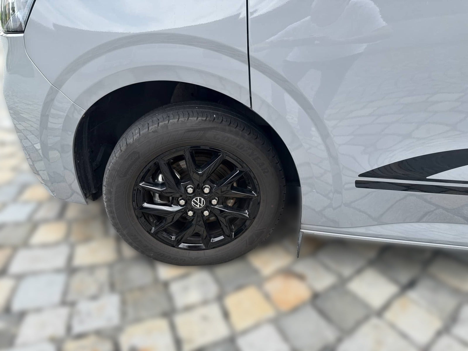 Grå VW e-Transporter fra 2025