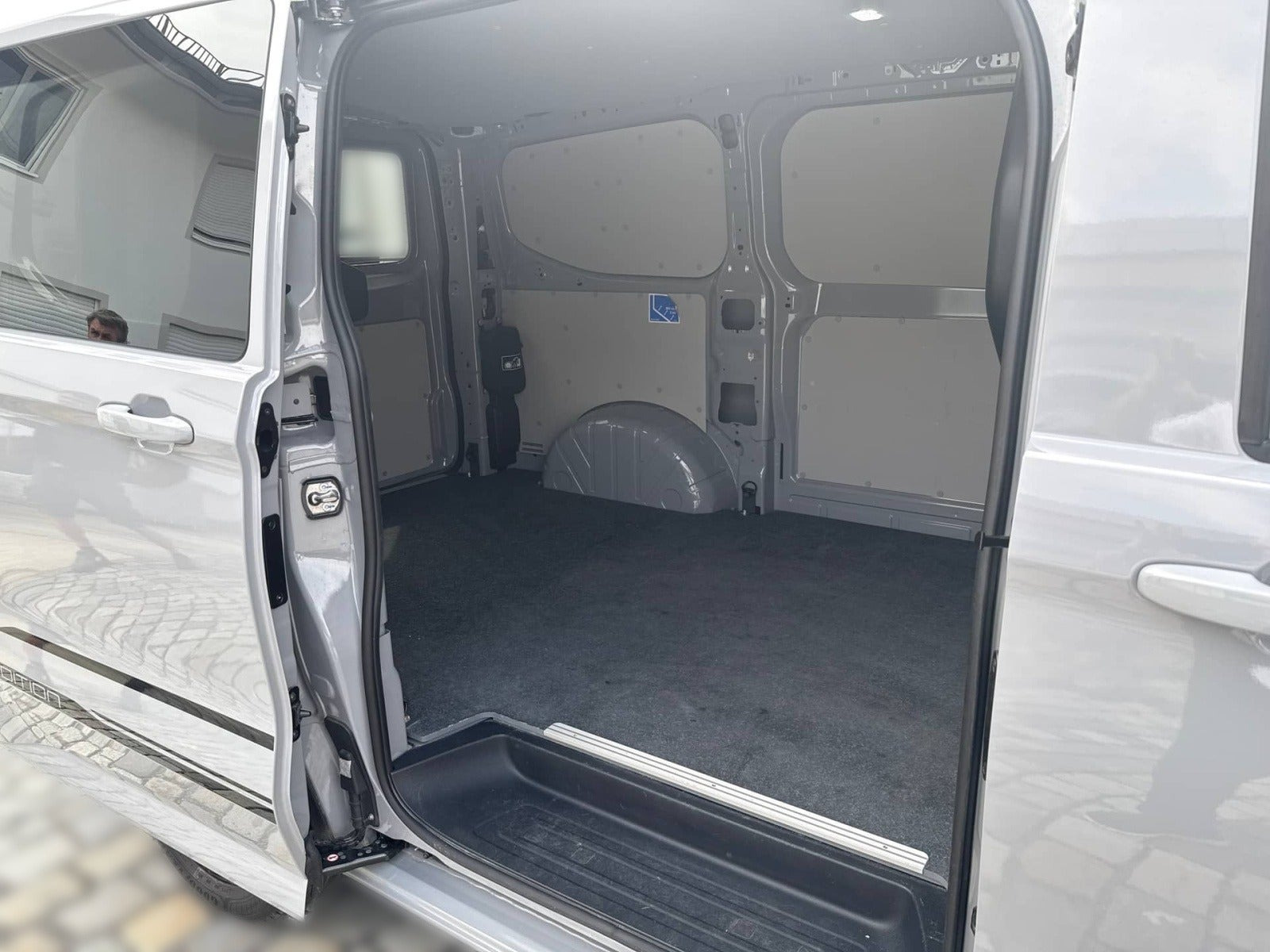 Grå VW e-Transporter fra 2025