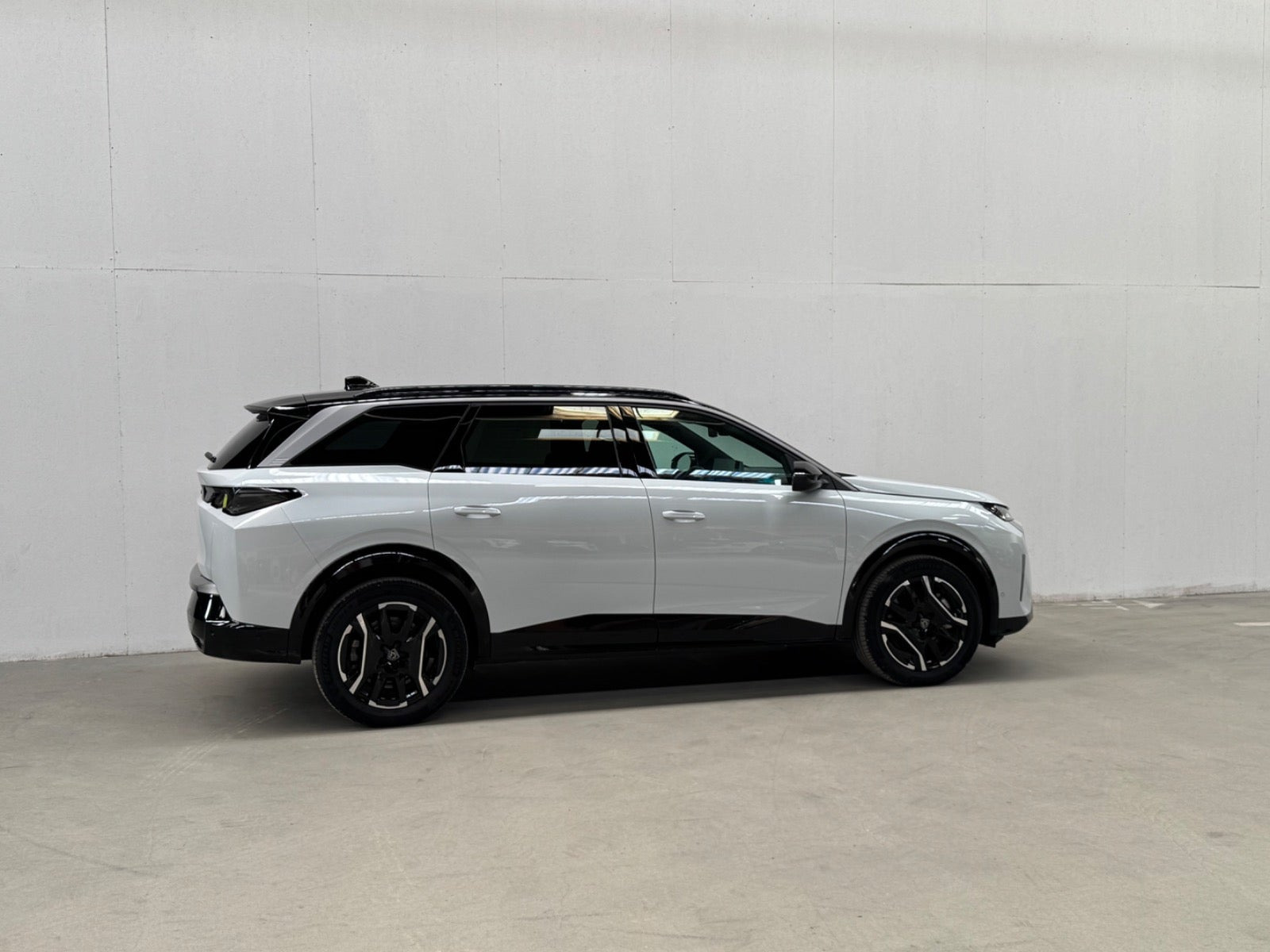Hvid Peugeot e-5008 fra 2025