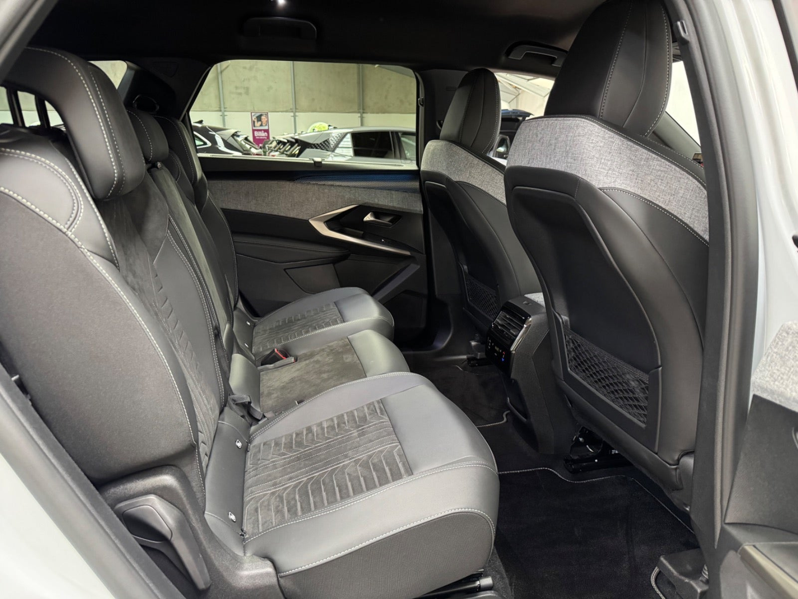Hvid Peugeot e-5008 fra 2025