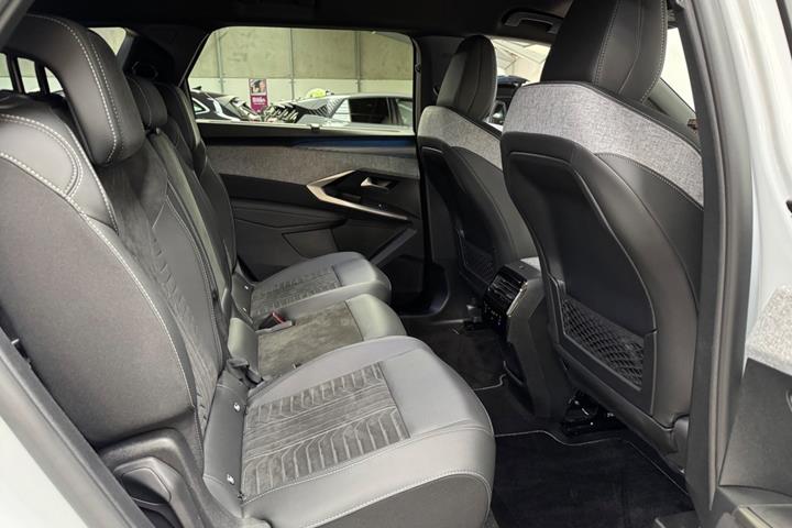 Hvid Peugeot e-5008 fra 2025