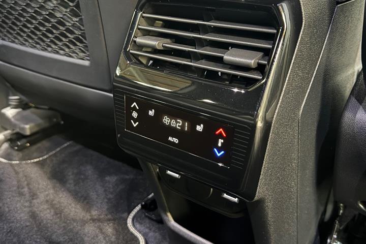 Hvid Peugeot e-5008 fra 2025