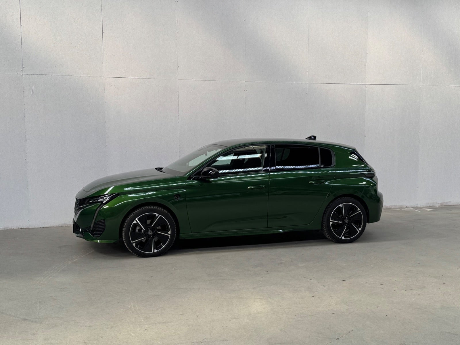Grøn Peugeot E-308 fra 2024