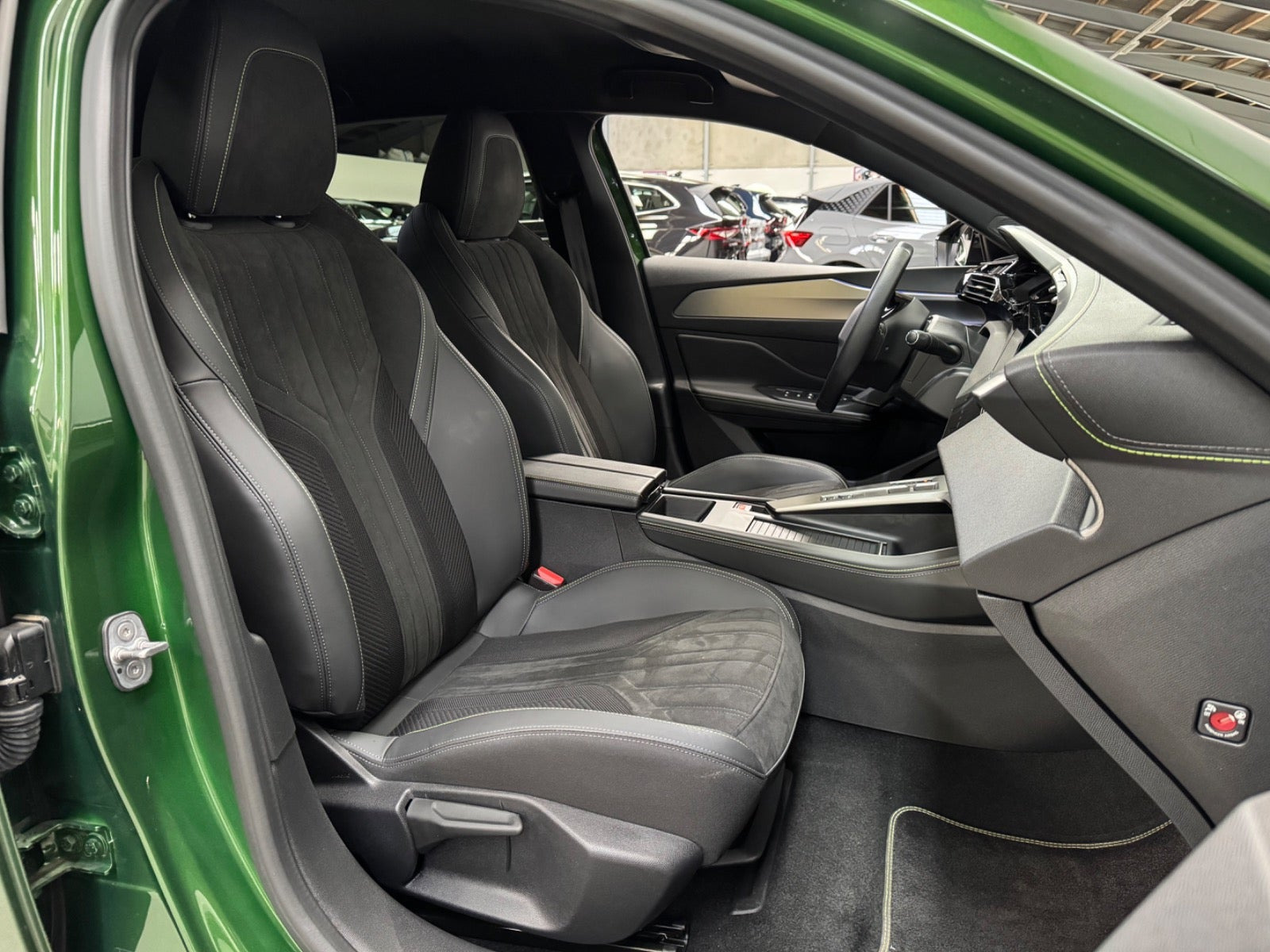 Grøn Peugeot E-308 fra 2024