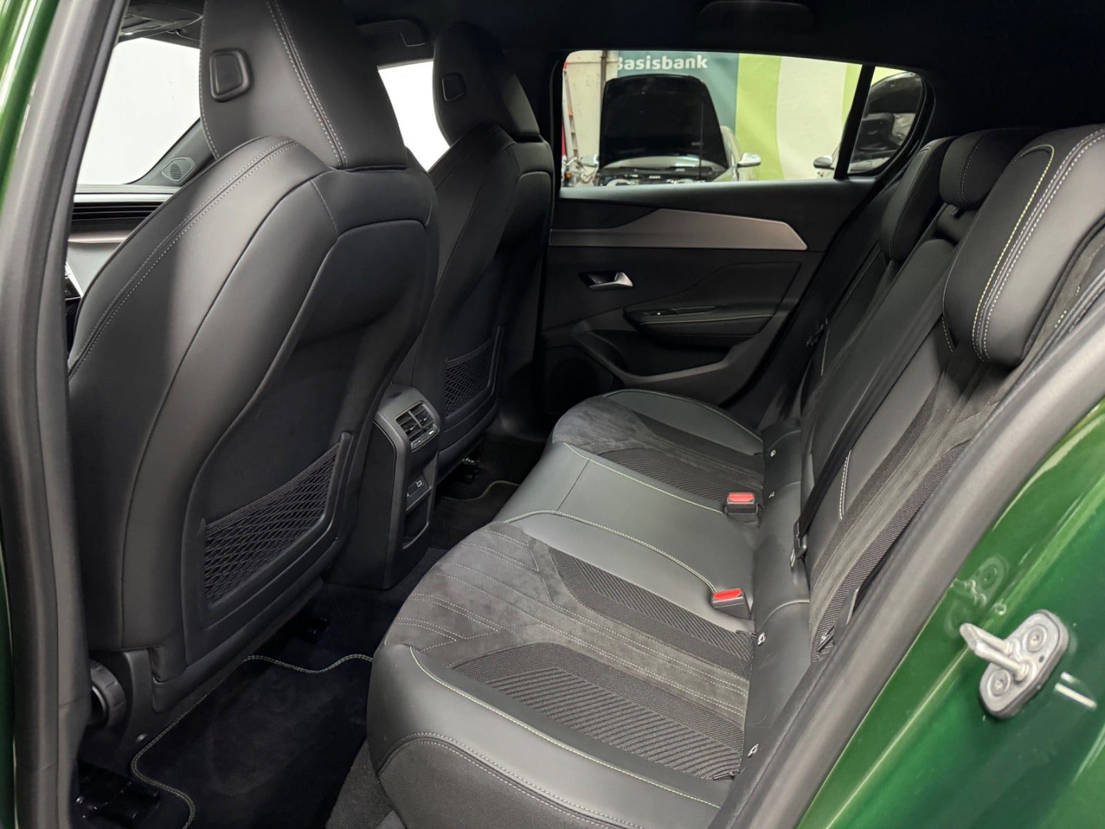 Grøn Peugeot E-308 fra 2024