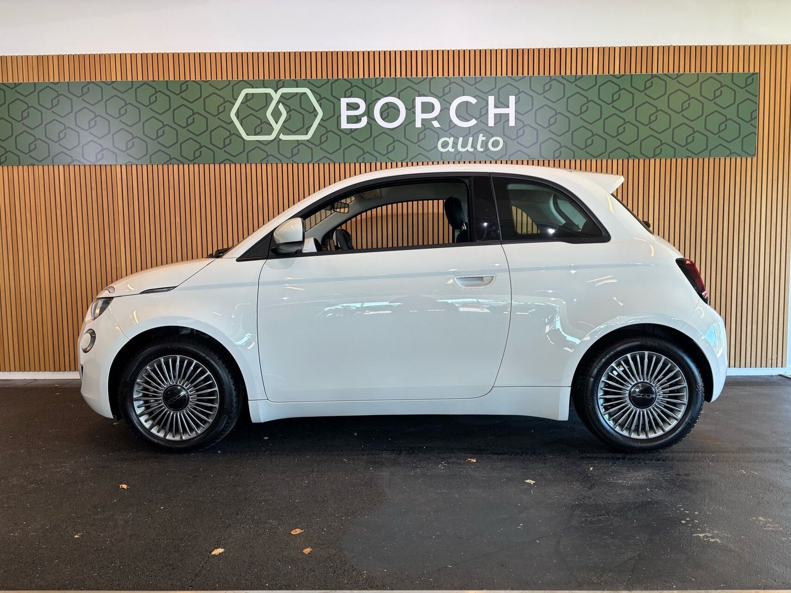 Hvid Fiat 500e fra 2023