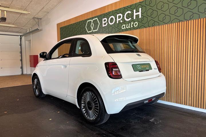 Hvid Fiat 500e fra 2023
