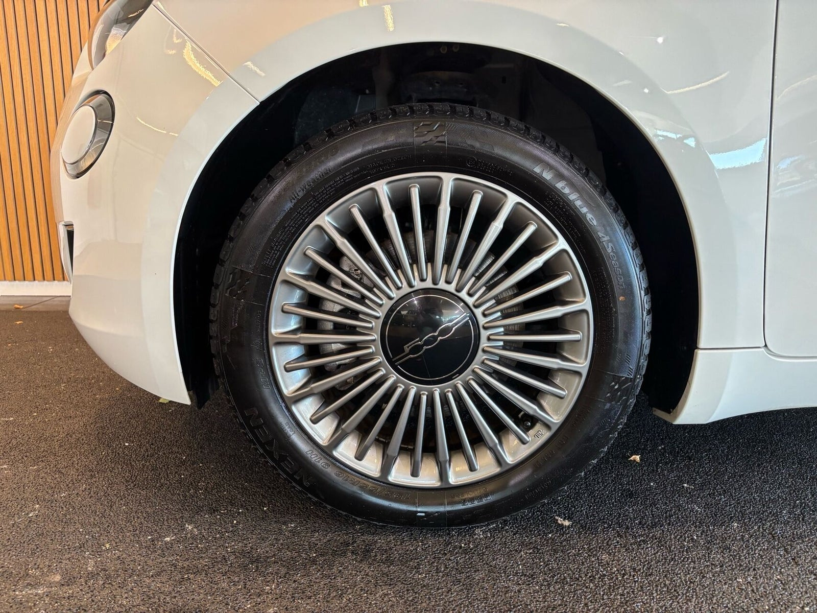 Hvid Fiat 500e fra 2023