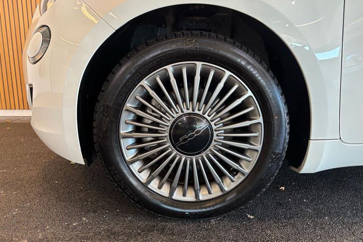 Hvid Fiat 500e fra 2023